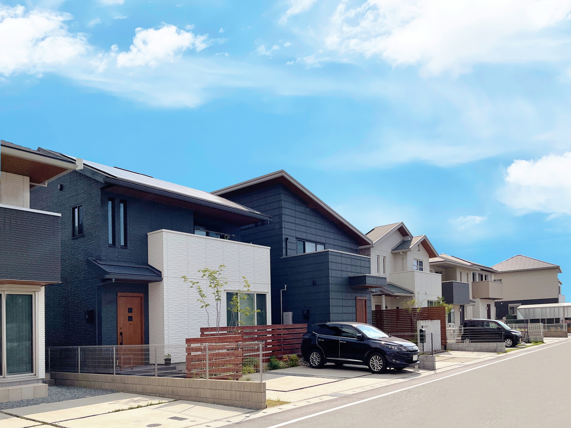 青空の下に新築住宅が並ぶ街並み